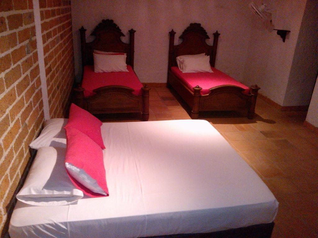 Hotel Santa Barbara Colonial - سانتا في دي أنتيوكيا الغرفة الصورة